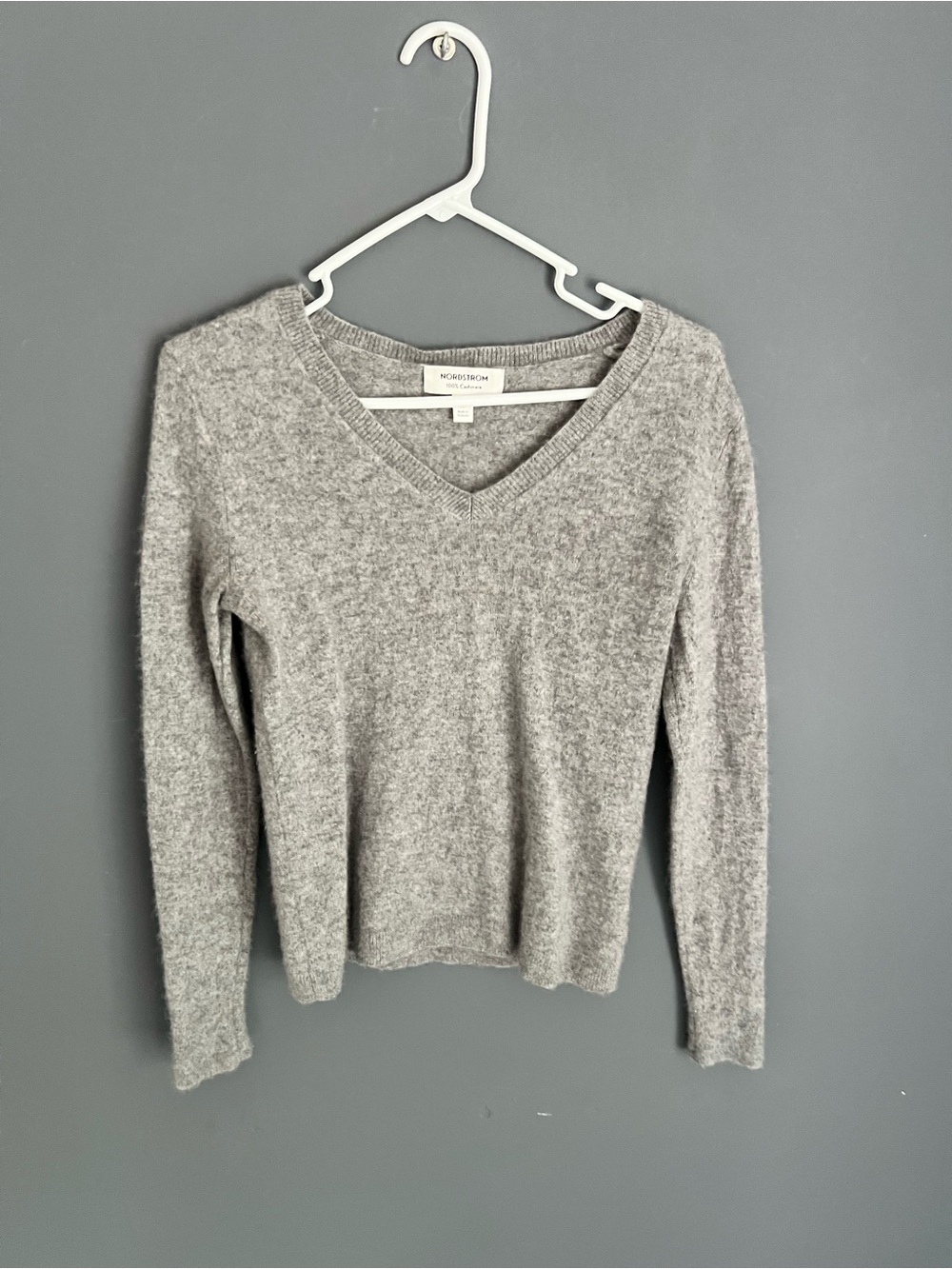 Nordstrom Women’s Size M 100% Cashmere Gray V-Neck Sweater Pullover